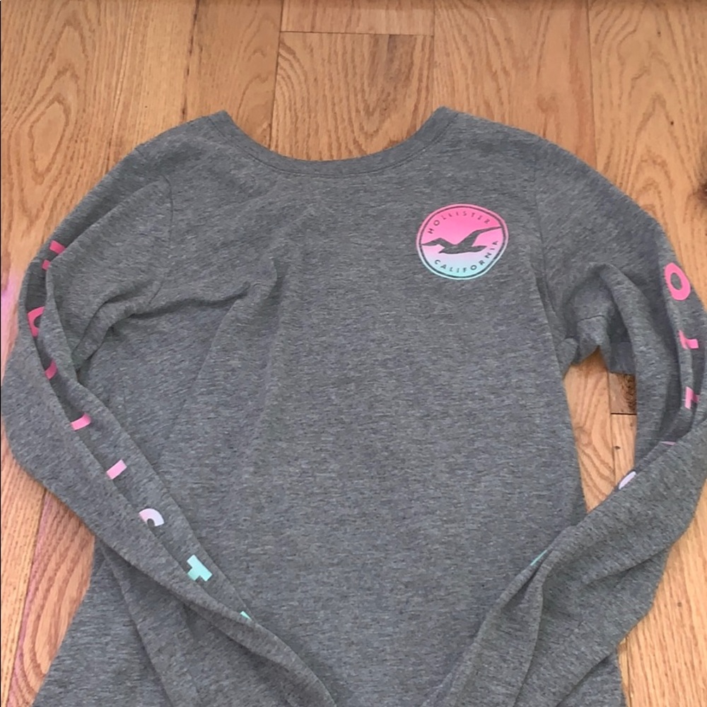 grey long sleeve Hollister tee